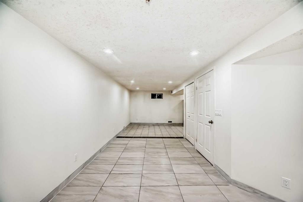 5924 Centre Street Ne, Calgary, AB - Indoor Photo Showing Other Room