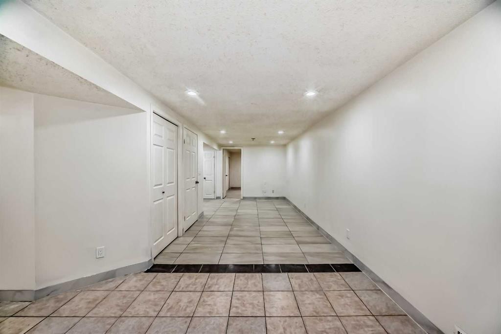 5924 Centre Street Ne, Calgary, AB - Indoor Photo Showing Other Room