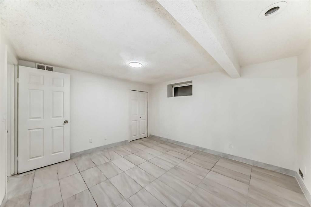 5924 Centre Street Ne, Calgary, AB - Indoor Photo Showing Other Room