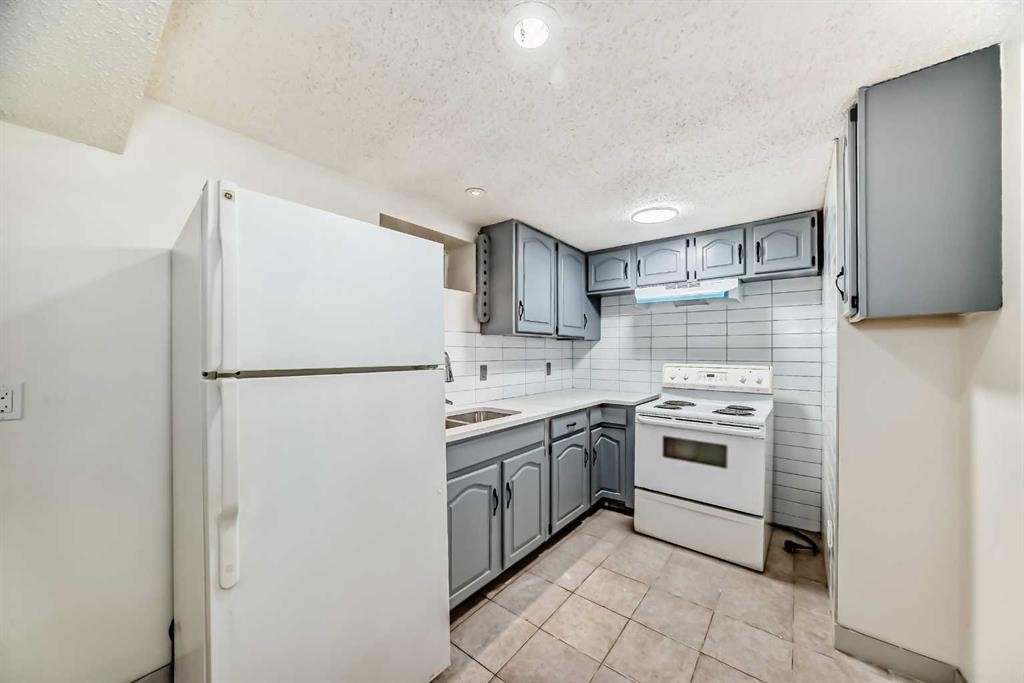 5924 Centre Street Ne, Calgary, AB - Indoor Photo Showing Kitchen