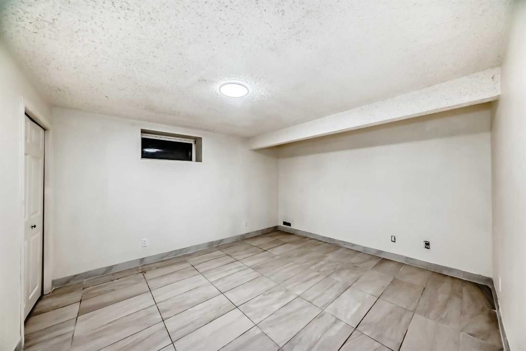 5924 Centre Street Ne, Calgary, AB - Indoor Photo Showing Other Room