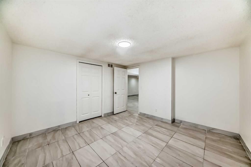 5924 Centre Street Ne, Calgary, AB - Indoor Photo Showing Other Room