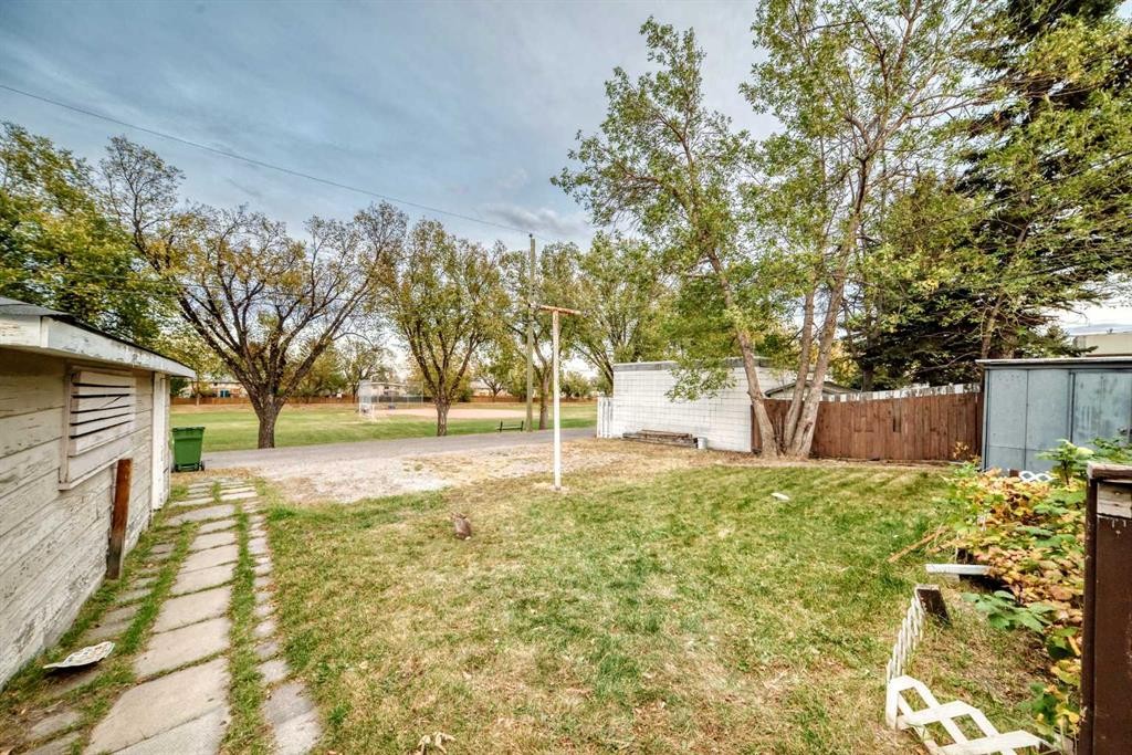 5924 Centre Street Ne, Calgary, AB - Outdoor
