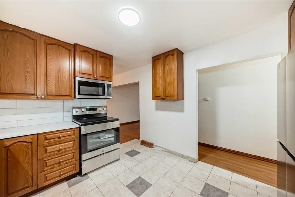 5924 Centre Street Ne, Calgary, AB - Indoor Photo Showing Kitchen