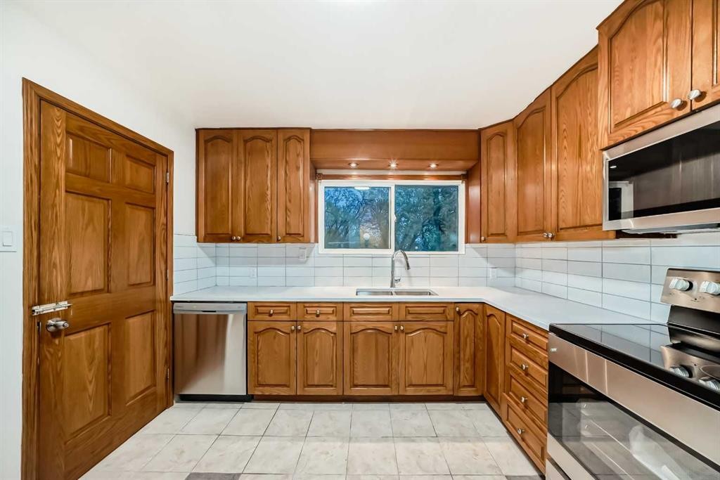 5924 Centre Street Ne, Calgary, AB - Indoor Photo Showing Kitchen With Double Sink
