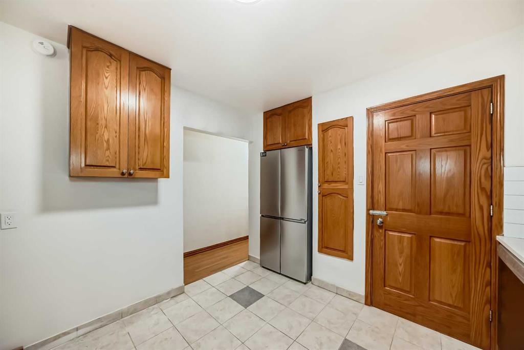 5924 Centre Street Ne, Calgary, AB - Indoor Photo Showing Kitchen