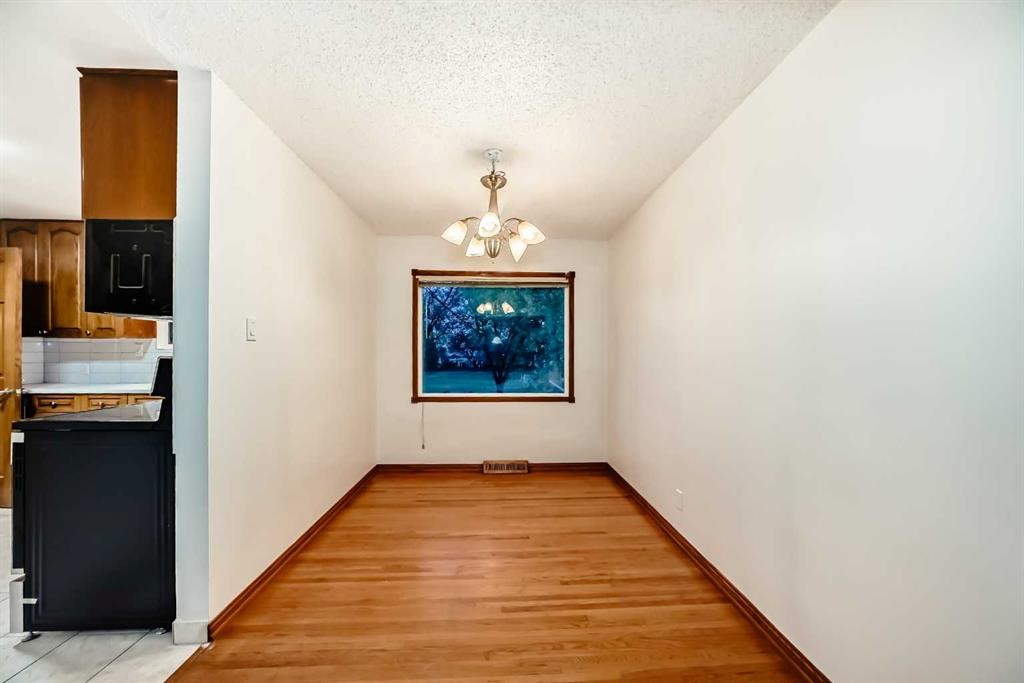 5924 Centre Street Ne, Calgary, AB - Indoor Photo Showing Other Room