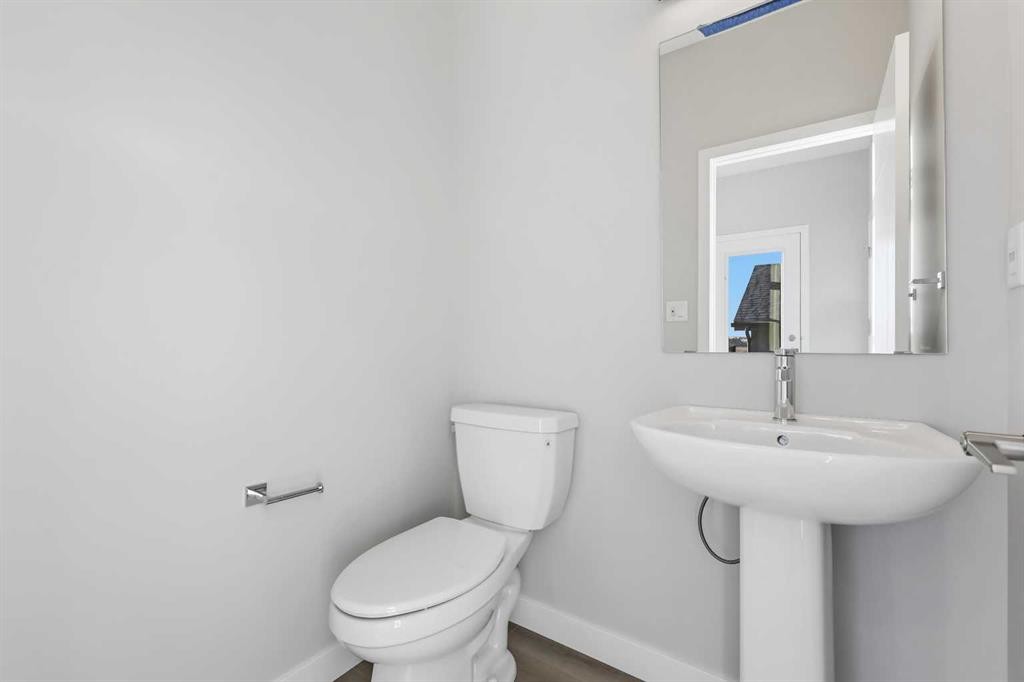 7007 Rangeview Avenue Se, Calgary, AB - Indoor Photo Showing Bathroom