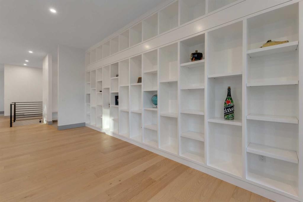 30 Roselawn Crescent Nw, Calgary, AB - Indoor