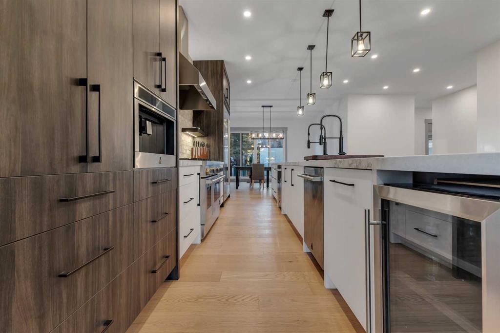 30 Roselawn Crescent Nw, Calgary, AB - Indoor Photo Showing Kitchen With Upgraded Kitchen
