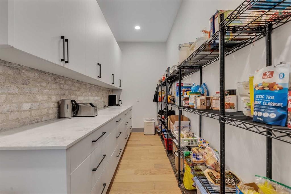 30 Roselawn Crescent Nw, Calgary, AB - Indoor