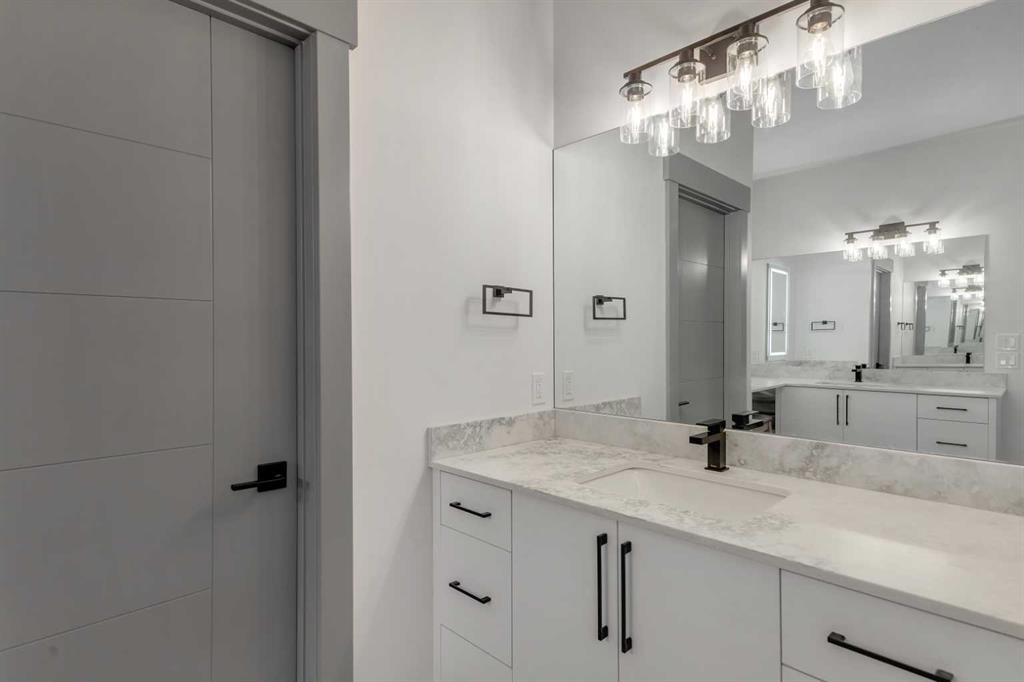 30 Roselawn Crescent Nw, Calgary, AB - Indoor Photo Showing Bathroom