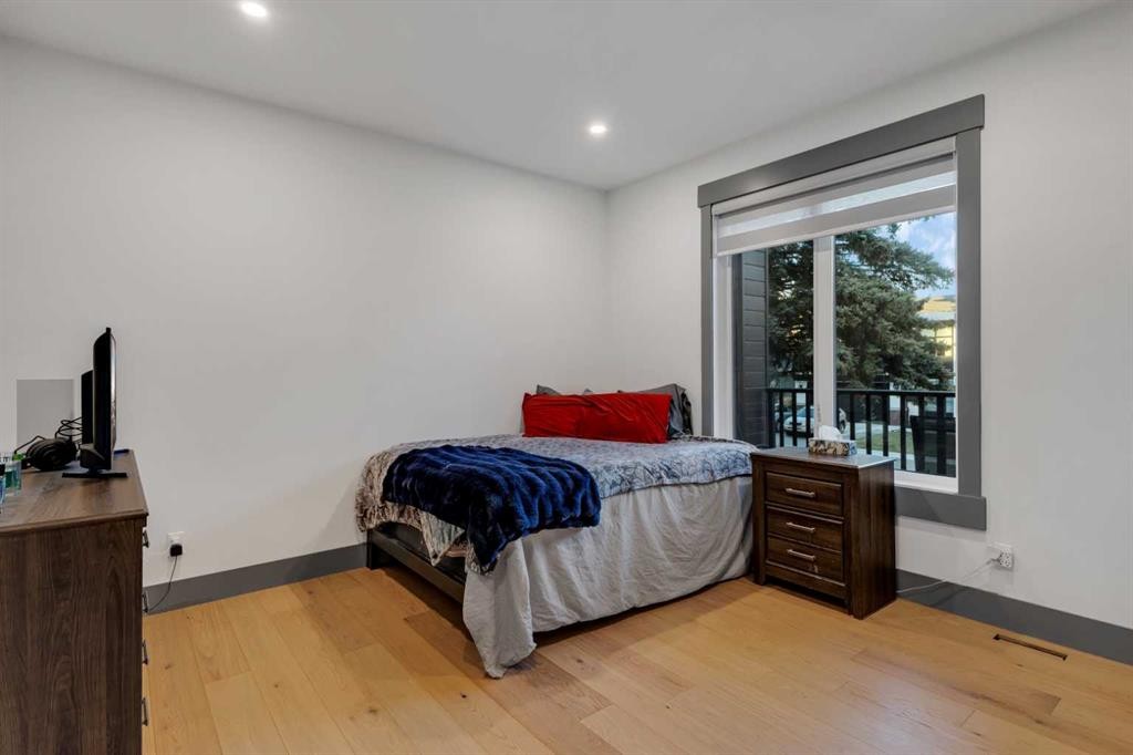 30 Roselawn Crescent Nw, Calgary, AB - Indoor Photo Showing Bedroom