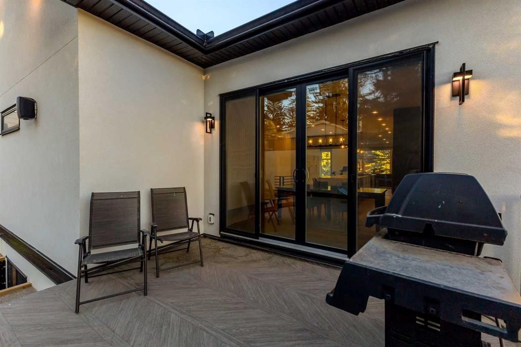 30 Roselawn Crescent Nw, Calgary, AB - Outdoor With Exterior