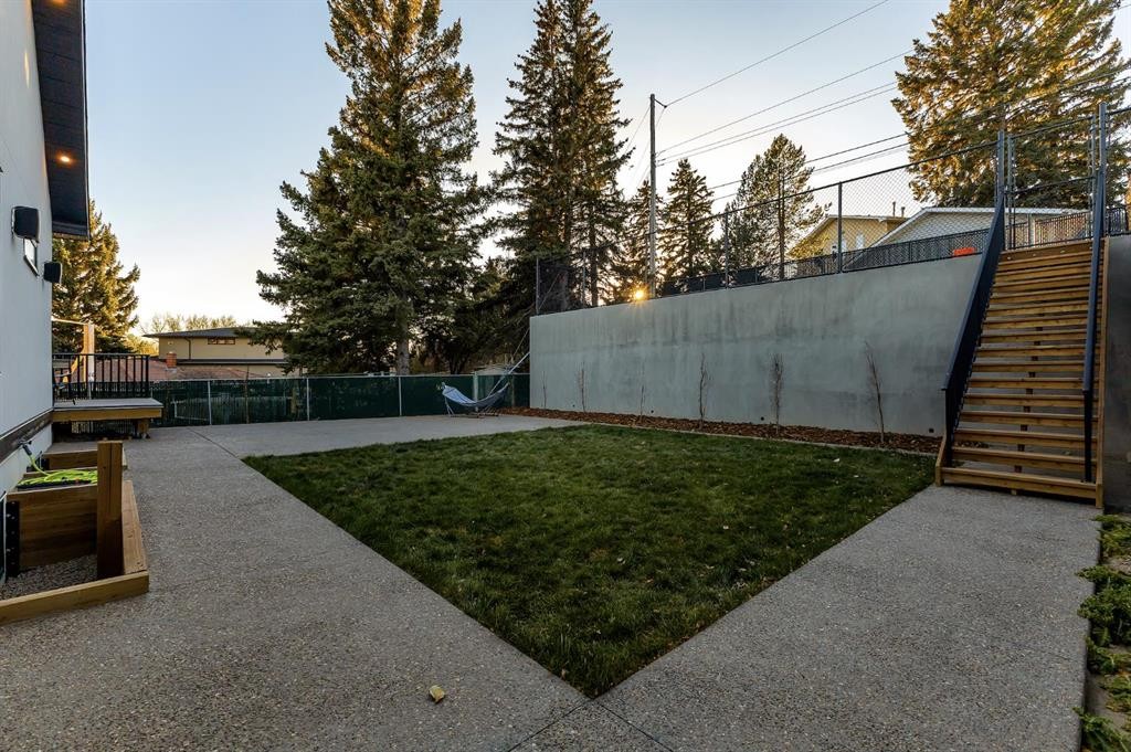30 Roselawn Crescent Nw, Calgary, AB - Outdoor