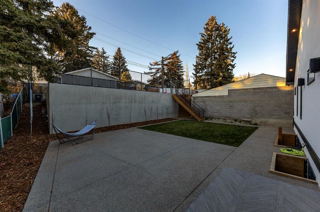 30 Roselawn Crescent Nw, Calgary, AB - Outdoor