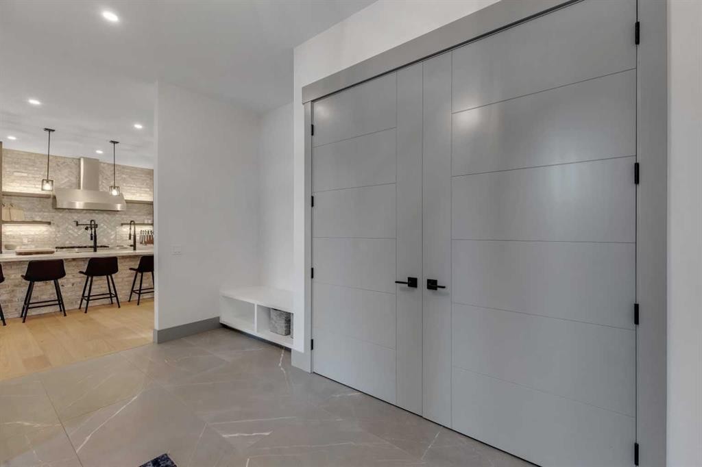 30 Roselawn Crescent Nw, Calgary, AB - Indoor