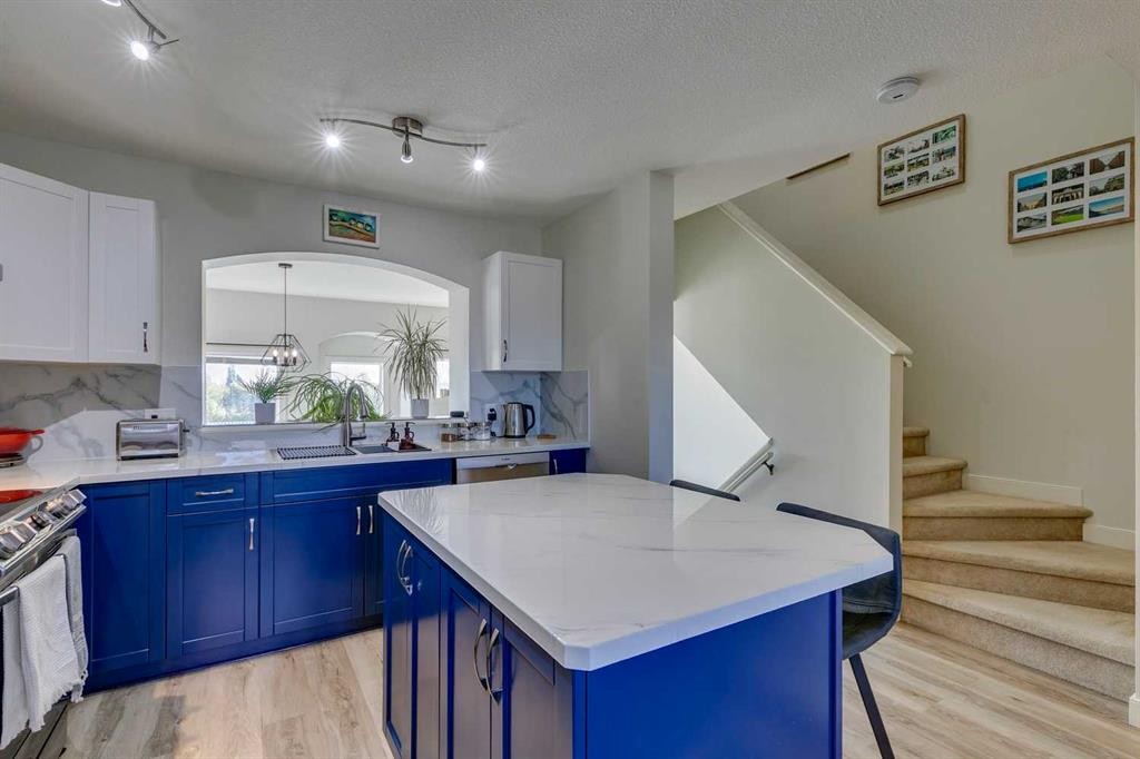44 Everridge Common Sw, Calgary, AB - Indoor Photo Showing Kitchen