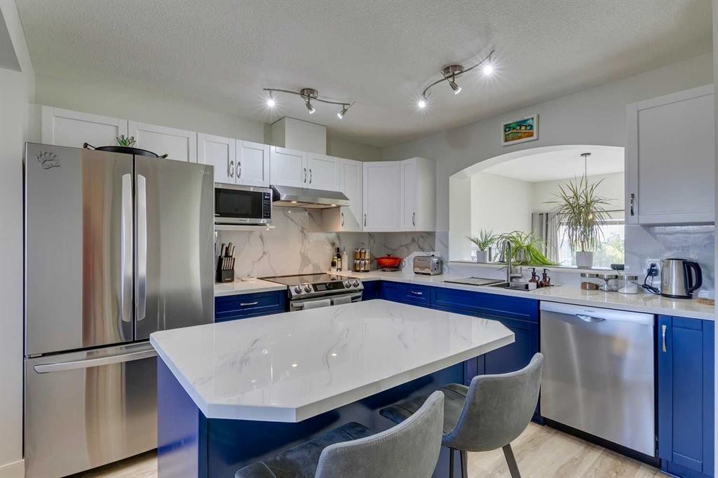 44 Everridge Common Sw, Calgary, AB - Indoor Photo Showing Kitchen