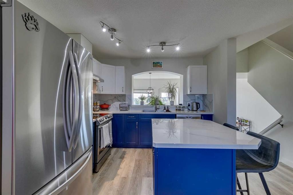 44 Everridge Common Sw, Calgary, AB - Indoor Photo Showing Kitchen