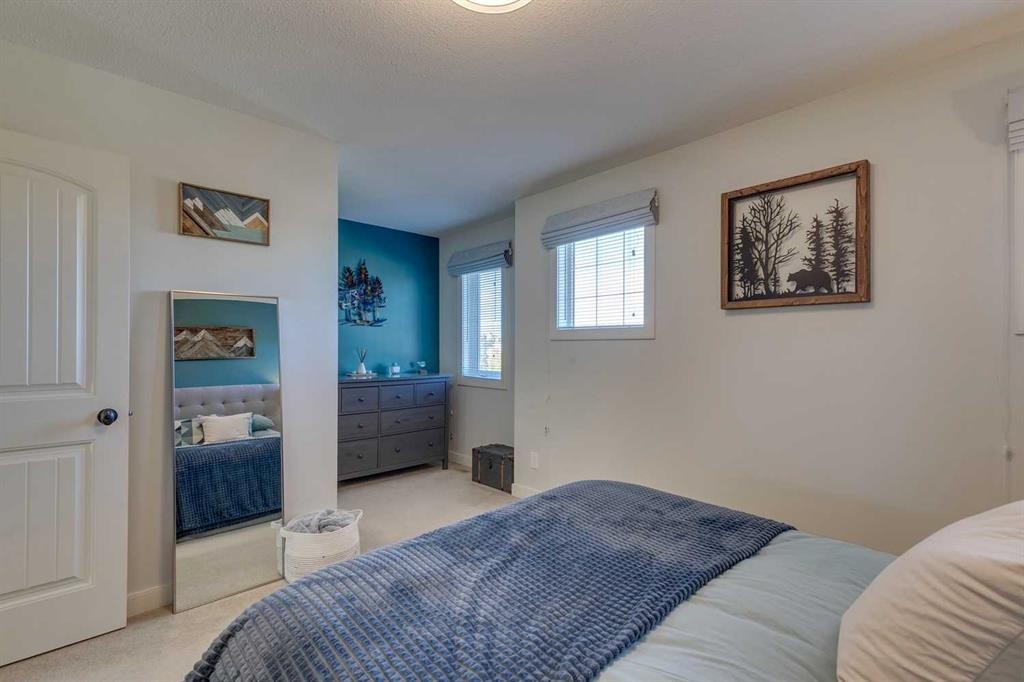 44 Everridge Common Sw, Calgary, AB - Indoor Photo Showing Bedroom