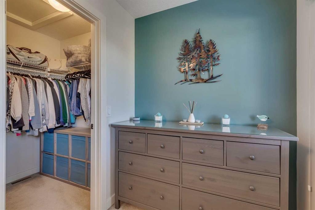 44 Everridge Common Sw, Calgary, AB - Indoor Photo Showing Other Room