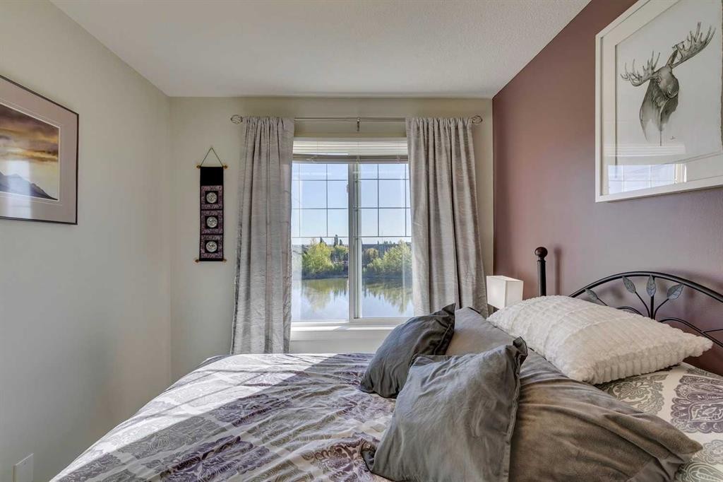 44 Everridge Common Sw, Calgary, AB - Indoor Photo Showing Bedroom