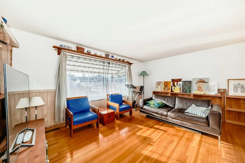 4508 Vandergrift Crescent Nw, Calgary, AB - Indoor Photo Showing Living Room