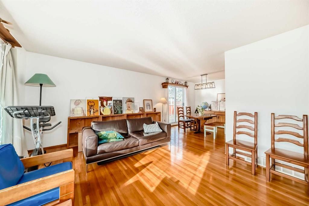 4508 Vandergrift Crescent Nw, Calgary, AB - Indoor Photo Showing Living Room