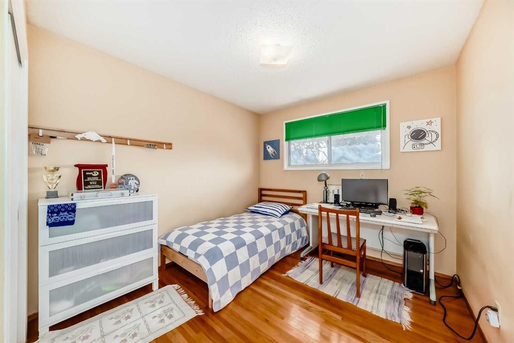 4508 Vandergrift Crescent Nw, Calgary, AB - Indoor Photo Showing Bedroom