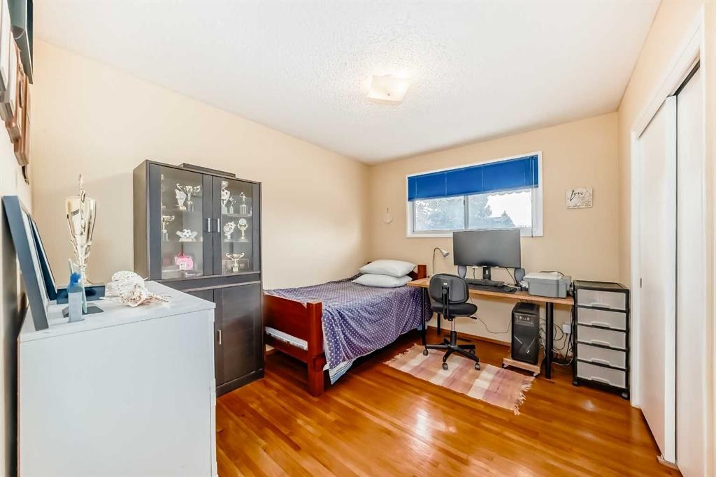 4508 Vandergrift Crescent Nw, Calgary, AB - Indoor Photo Showing Bedroom