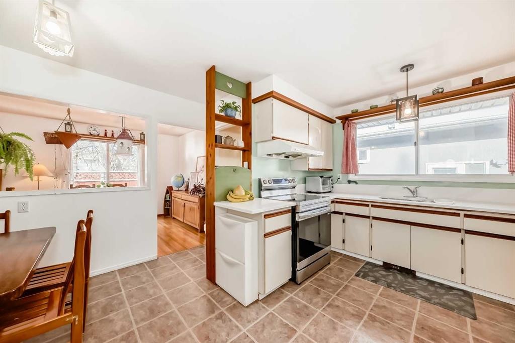 4508 Vandergrift Crescent Nw, Calgary, AB - Indoor Photo Showing Kitchen