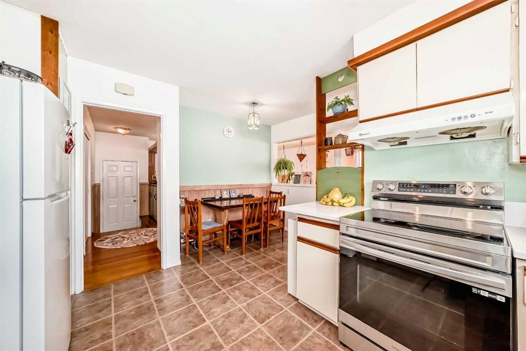 4508 Vandergrift Crescent Nw, Calgary, AB - Indoor Photo Showing Kitchen