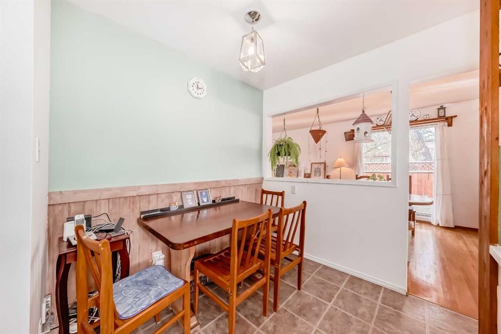 4508 Vandergrift Crescent Nw, Calgary, AB - Indoor Photo Showing Dining Room