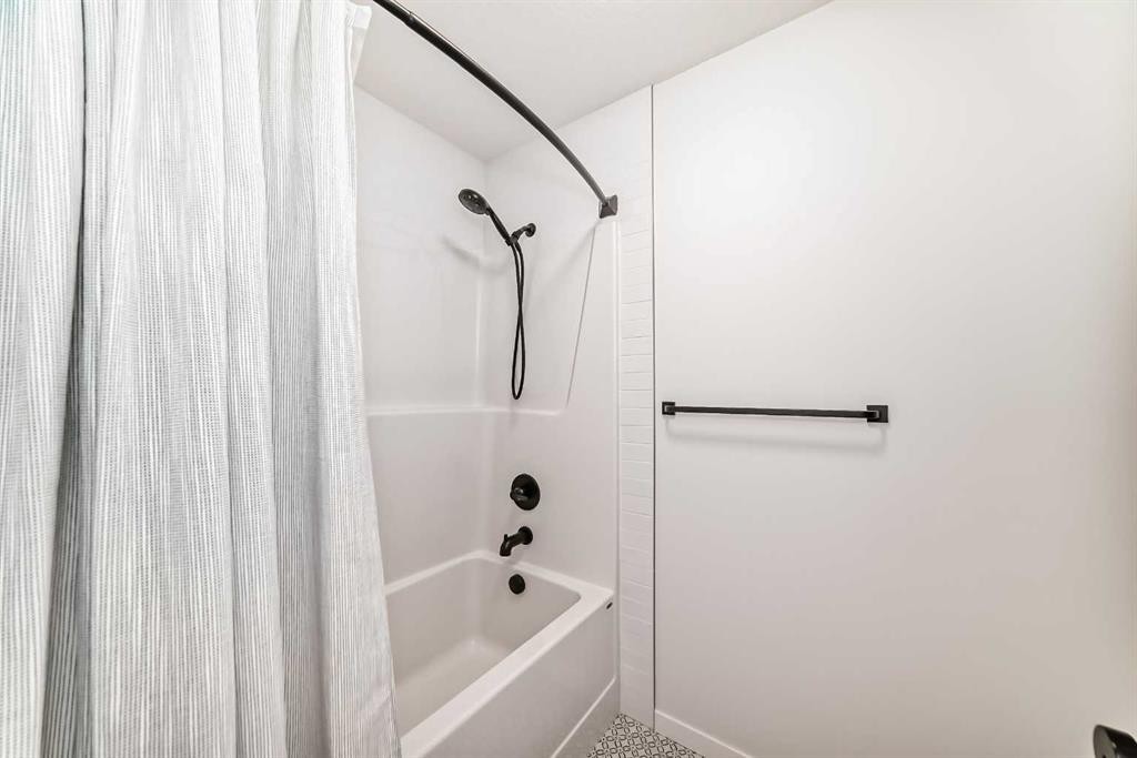 12 West Grove Link Sw, Calgary, AB - Indoor Photo Showing Bathroom