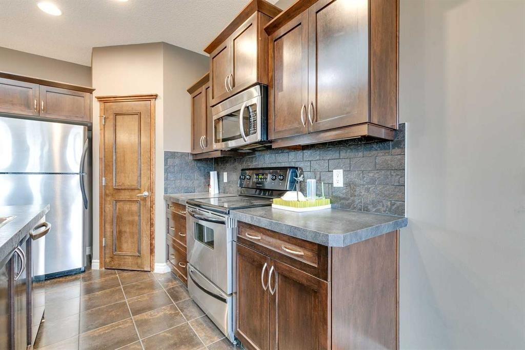79 Prestwick Street Se, Calgary, AB - Indoor Photo Showing Kitchen