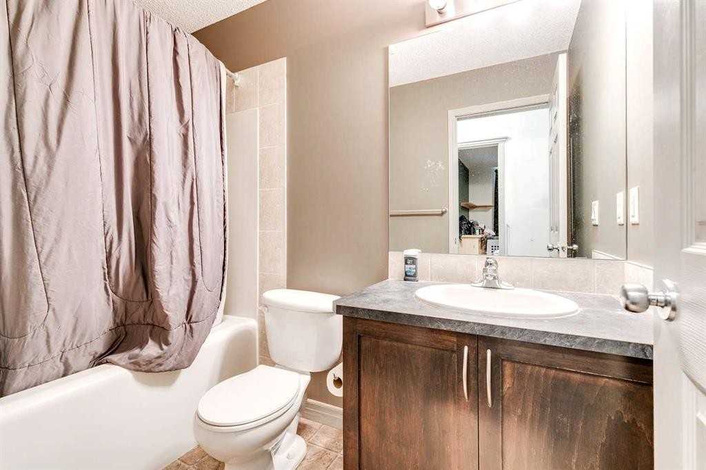79 Prestwick Street Se, Calgary, AB - Indoor Photo Showing Bathroom