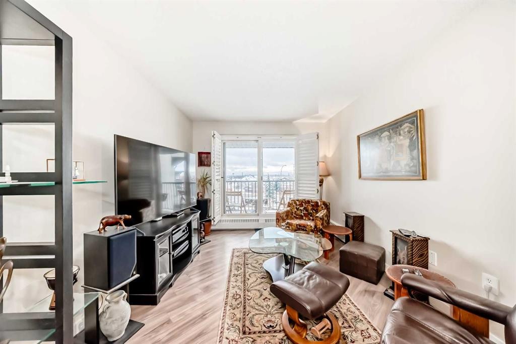 409-10 Dover Point Se, Calgary, AB - Indoor Photo Showing Living Room