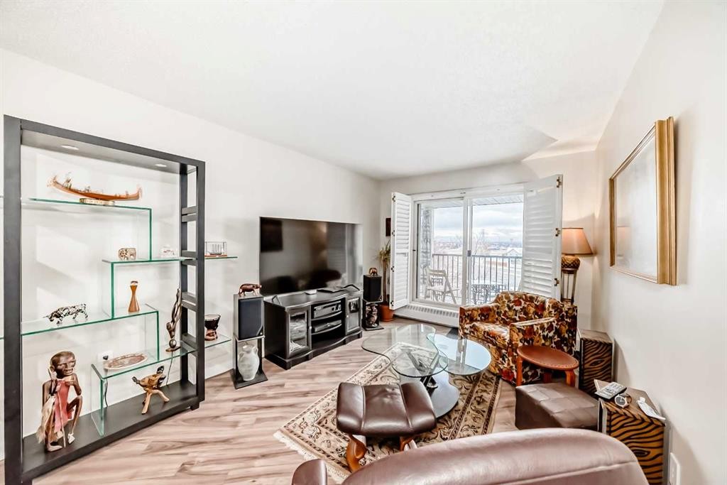 409-10 Dover Point Se, Calgary, AB - Indoor Photo Showing Living Room