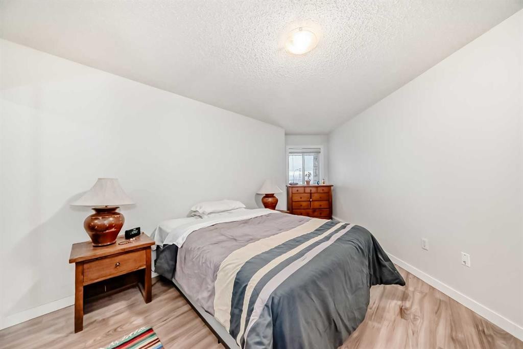 409-10 Dover Point Se, Calgary, AB - Indoor Photo Showing Bedroom