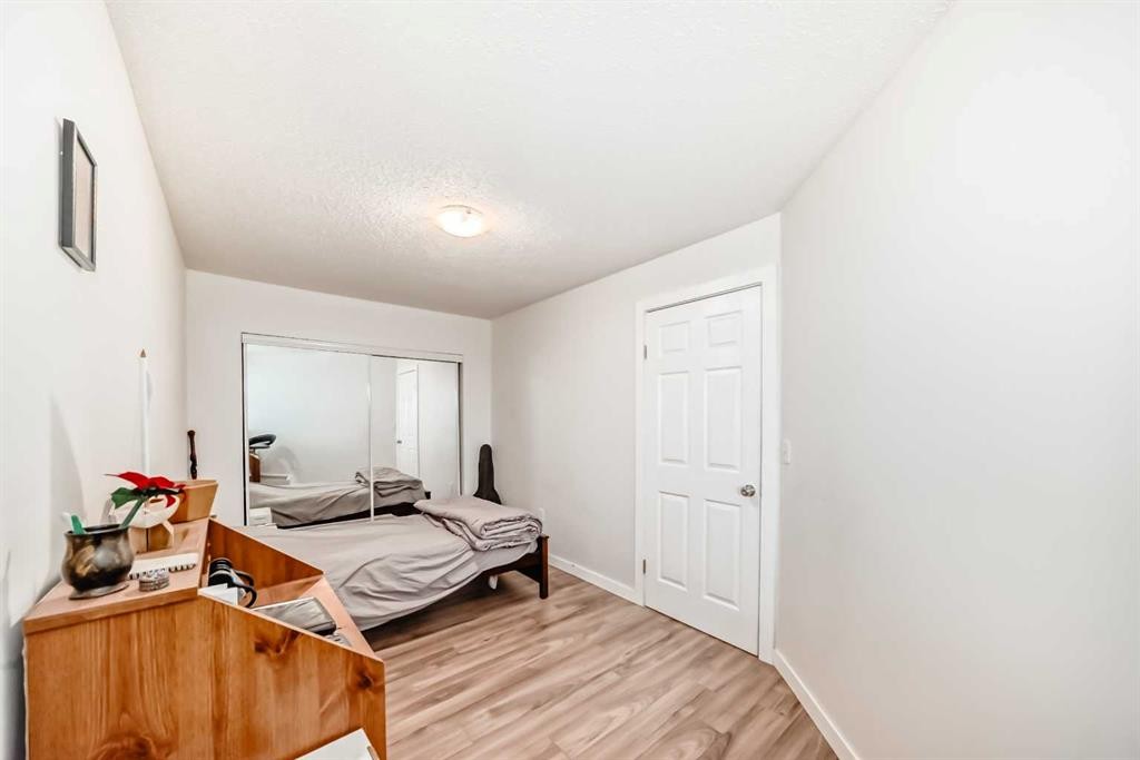 409-10 Dover Point Se, Calgary, AB - Indoor Photo Showing Bedroom