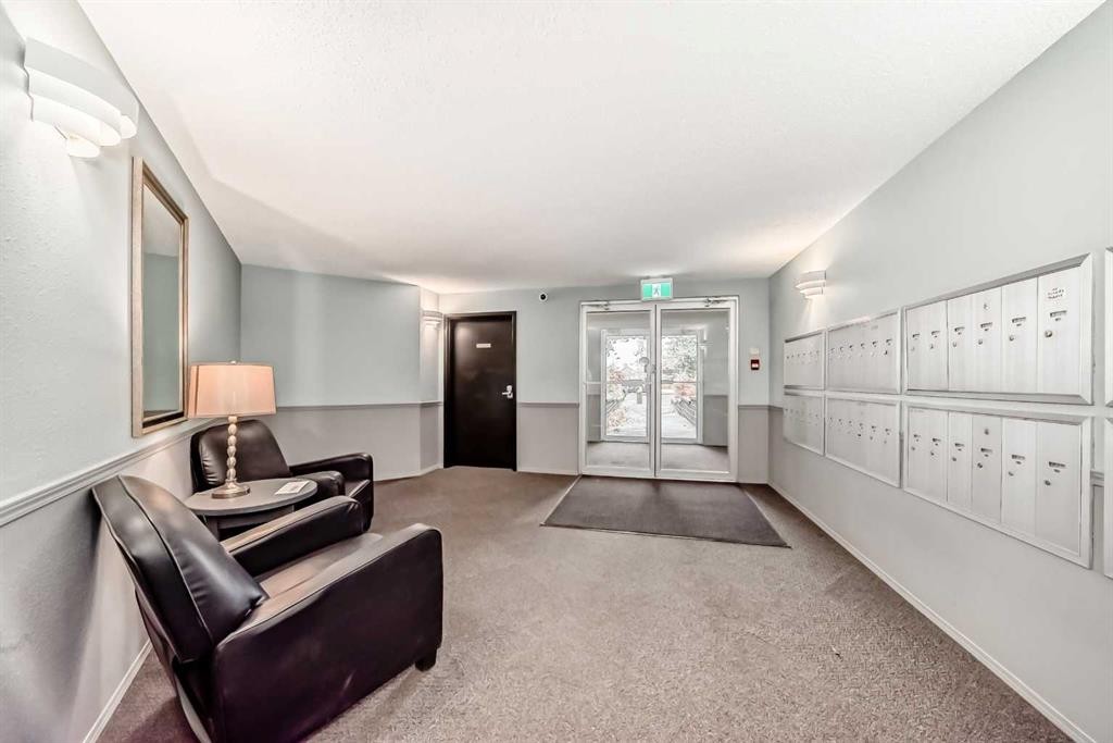 409-10 Dover Point Se, Calgary, AB - Indoor Photo Showing Other Room