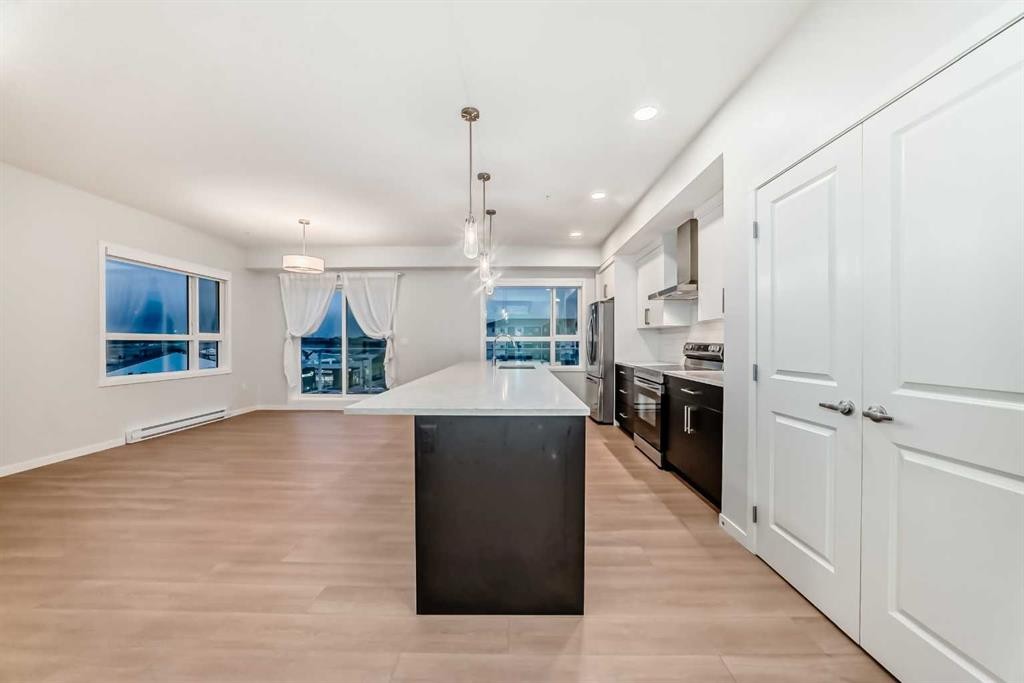 404-80 Carrington Plaza Nw, Calgary, AB - Indoor Photo Showing Kitchen With Upgraded Kitchen