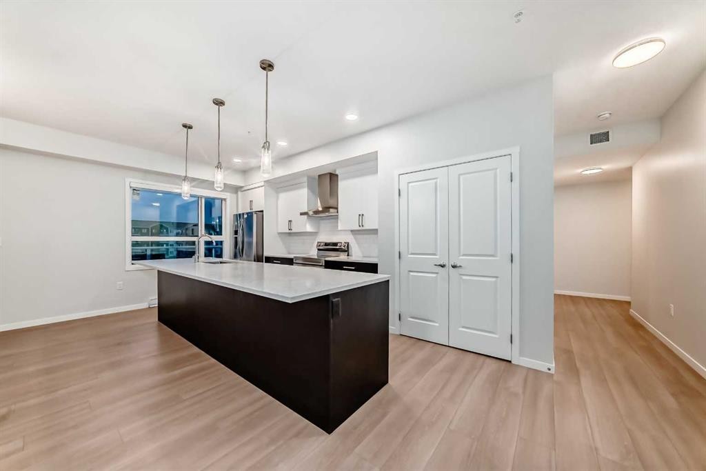 404-80 Carrington Plaza Nw, Calgary, AB - Indoor Photo Showing Kitchen With Upgraded Kitchen