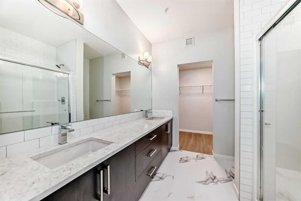 404-80 Carrington Plaza Nw, Calgary, AB - Indoor Photo Showing Bathroom