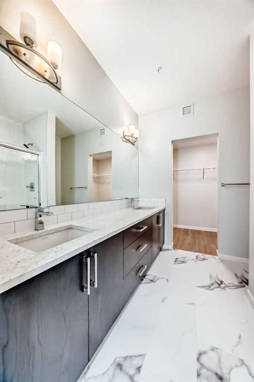404-80 Carrington Plaza Nw, Calgary, AB - Indoor Photo Showing Bathroom
