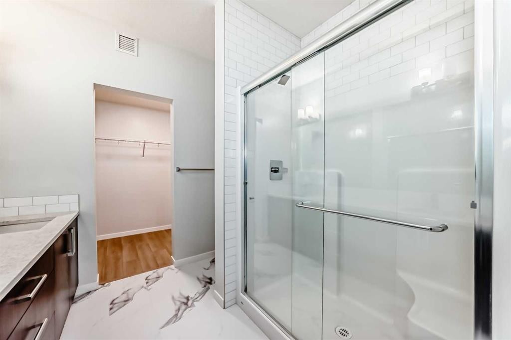 404-80 Carrington Plaza Nw, Calgary, AB - Indoor Photo Showing Bathroom