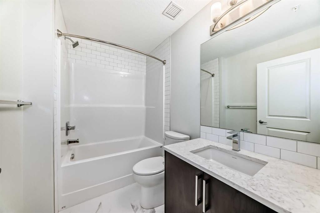 404-80 Carrington Plaza Nw, Calgary, AB - Indoor Photo Showing Bathroom