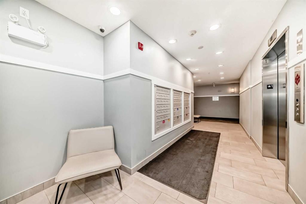 404-80 Carrington Plaza Nw, Calgary, AB - Indoor Photo Showing Other Room
