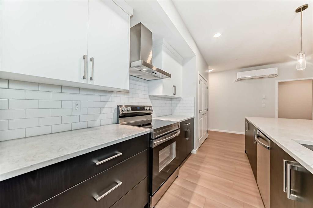 404-80 Carrington Plaza Nw, Calgary, AB - Indoor Photo Showing Kitchen With Upgraded Kitchen